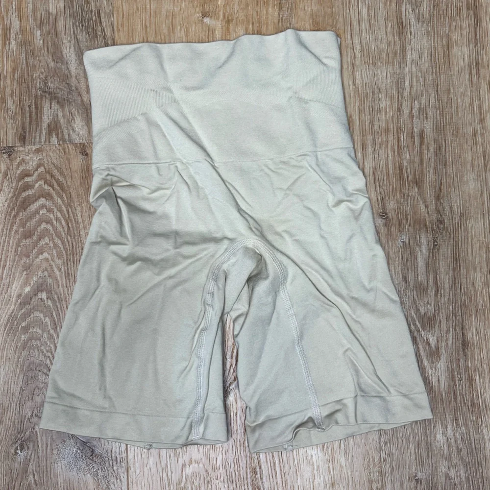 Maidenform high rise biker short Shapewear. Small. New without tags. - Picture 3 of 3